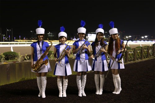 大井町駅前ライトアップイベントのTCK東京トゥインクルファンファーレ隊